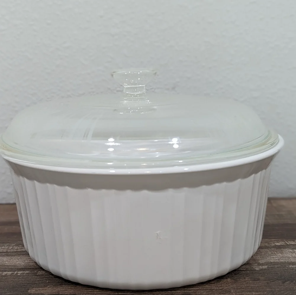 Corningware Vintage All White F-1-B 2.5 Quart Baking dish with Lid - Picture 2 of 6